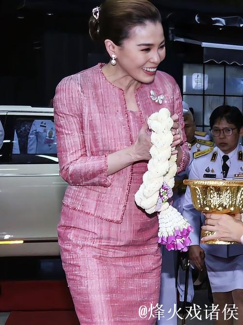 47岁苏提达出海前称体重，纯素颜很自信，32岁欧拉弄花枝招展颁奖