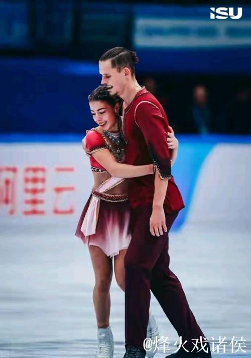 中国双人滑摘得总分桂冠 成功锁定米兰冬奥会入场券 中国双人滑摘得总分桂冠 成功锁定米兰冬奥会入场券